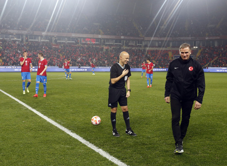 Cüneyt Çakıra Gaziantepte özel veda İlk 5 dakikayı yönetti, tribünlerden destek...