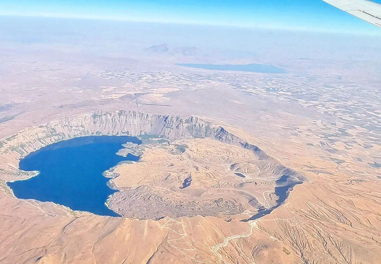 Nemrut Krater Gölü sonbaharda başka güzel