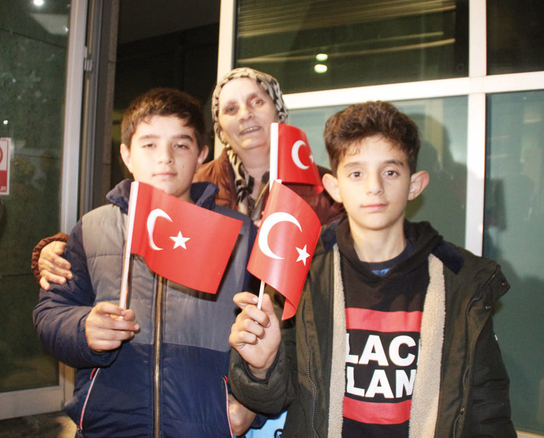 Savaş yorgunu Herson’dan Türkiye’ye tahliye... 88 Ahıska Türkü Artvin’e ulaştı