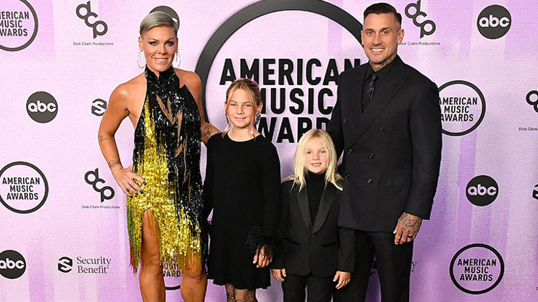 2022 Amerikan Müzik Ödülleri’nde Taylor Swift rüzgarı esti, sahnelerin asi kızı Pink yeni görünümüyle şaşırttı