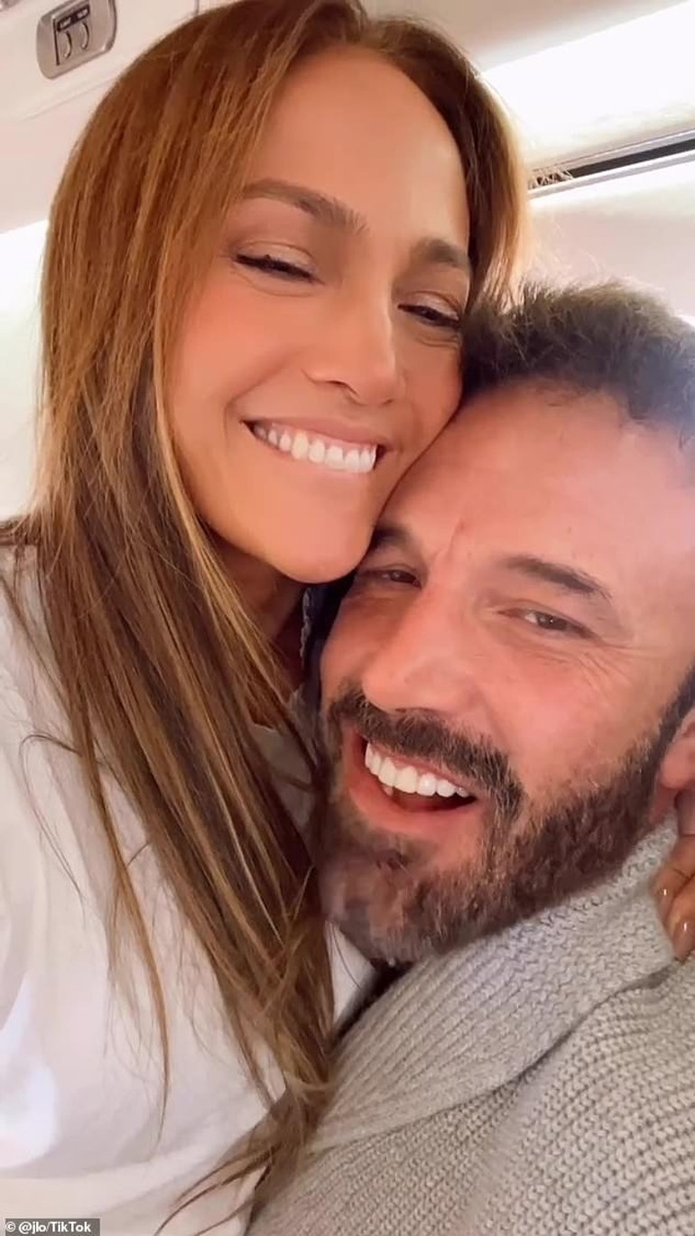 ‘Bennifer’ ilk TikTok’unu çekti, video bir anda viral oldu… Ben Affleck’in ağzındaki sakız herkesin dilinde