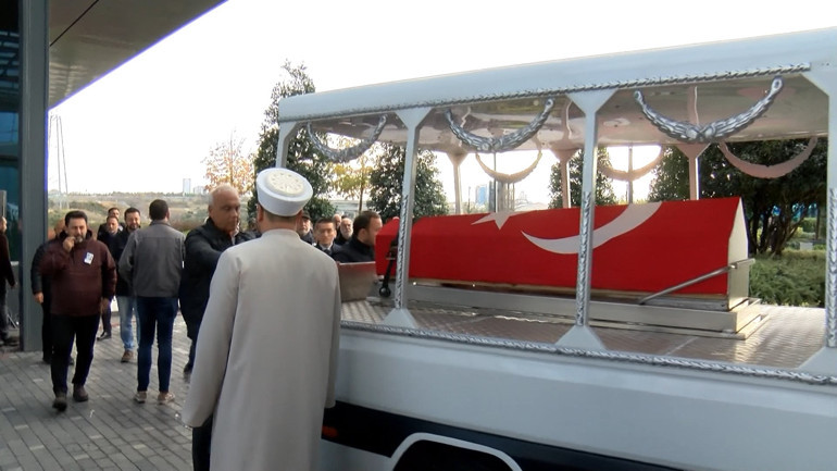 Hıncal Uluç için gazete önünde tören