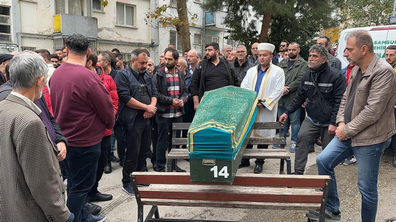 Tiyatrocuları taşıyan minibüste hayatını kaybeden Özgür Karataş, Samsun’da toprağa verildi