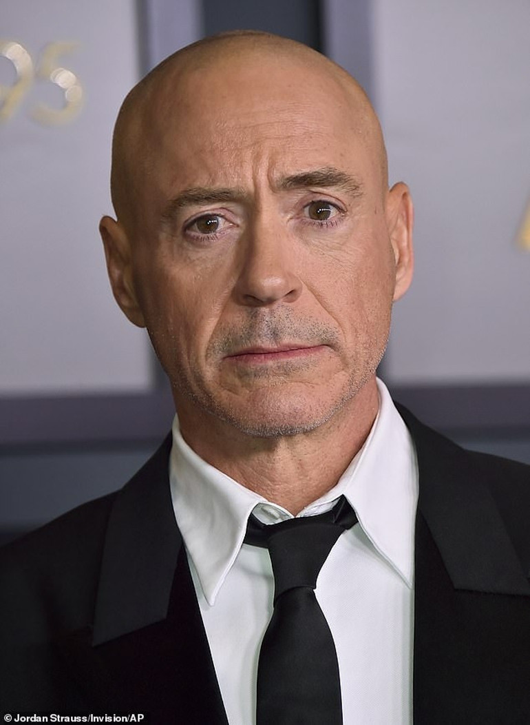 Sen kendine ne yaptın böyle: Robert Downey Jr.’ı gören küçük dilini yuttu