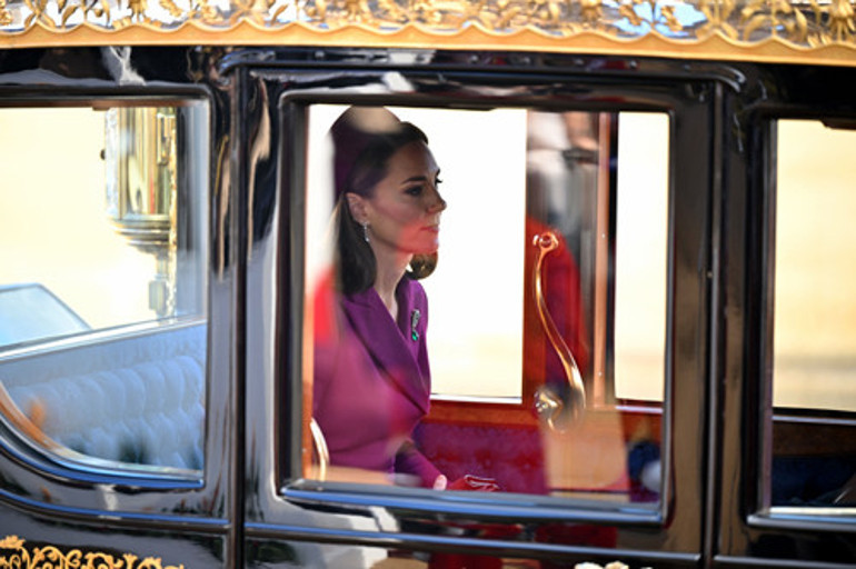 Kraliçenin incilerini bileğine taktı, gelin gibi süzüldü: İşte şimdi gerçek bir prenses oldu