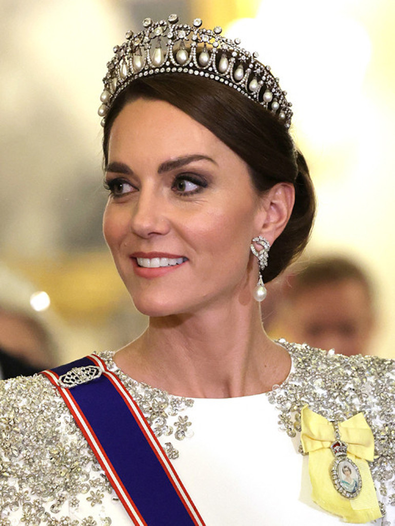 Kraliçenin incilerini bileğine taktı, gelin gibi süzüldü: İşte şimdi gerçek bir prenses oldu