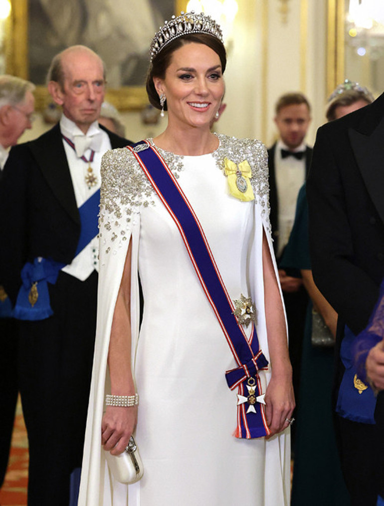 Kraliçenin incilerini bileğine taktı, gelin gibi süzüldü: İşte şimdi gerçek bir prenses oldu