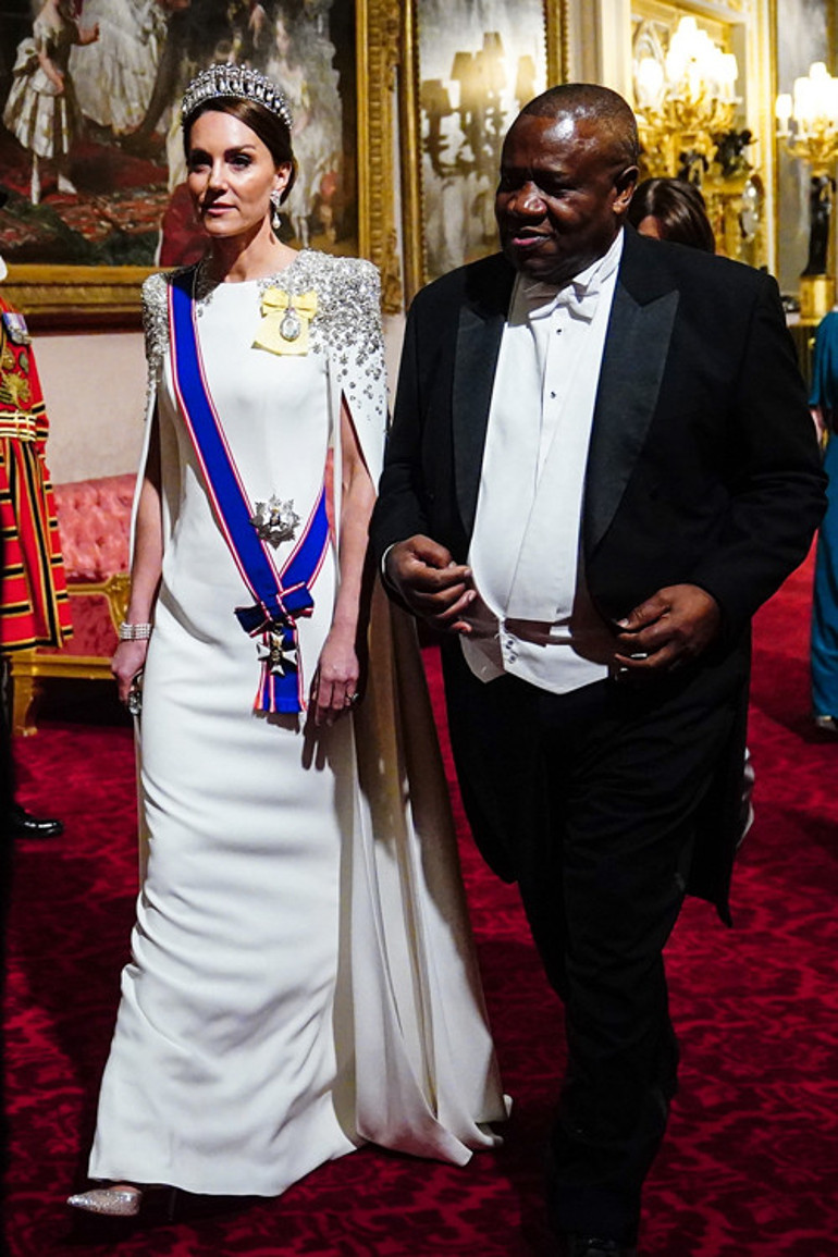 Kraliçenin incilerini bileğine taktı, gelin gibi süzüldü: İşte şimdi gerçek bir prenses oldu