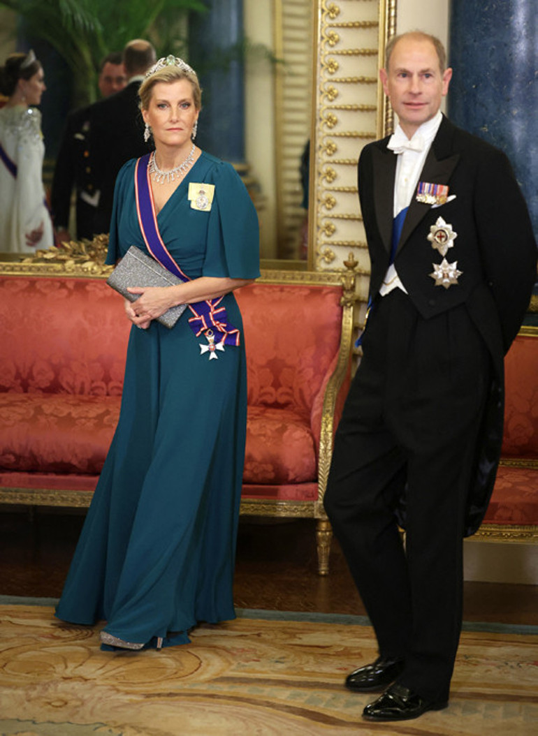 Kraliçenin incilerini bileğine taktı, gelin gibi süzüldü: İşte şimdi gerçek bir prenses oldu