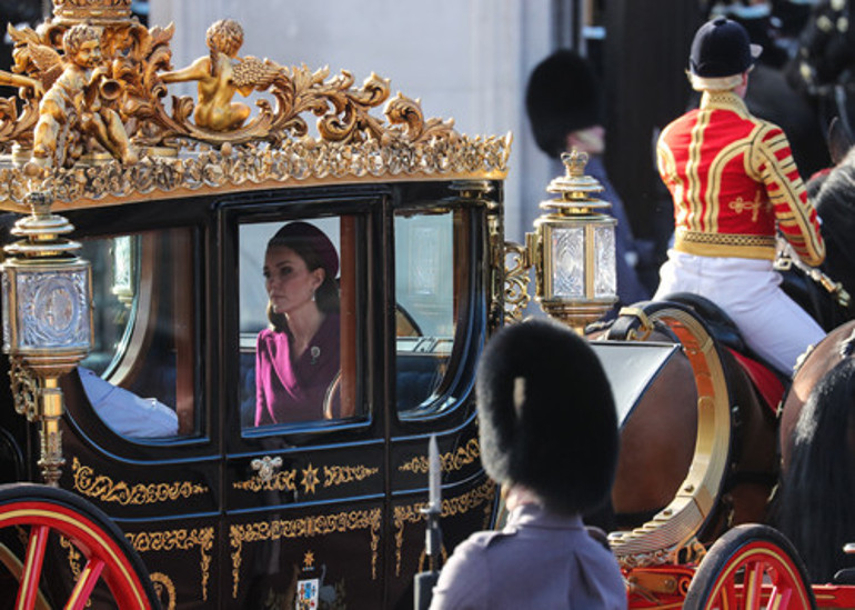 Kraliçenin incilerini bileğine taktı, gelin gibi süzüldü: İşte şimdi gerçek bir prenses oldu