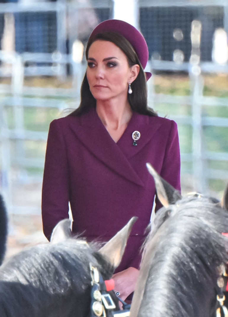 Kraliçenin incilerini bileğine taktı, gelin gibi süzüldü: İşte şimdi gerçek bir prenses oldu