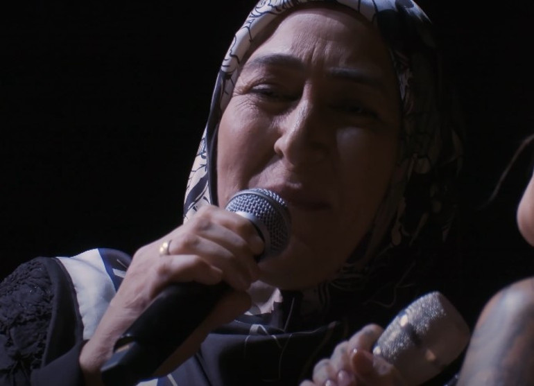 Anne-kız aynı sahnede Benim yapamadığımı yaptın... Seninle gurur duyuyorum kızım