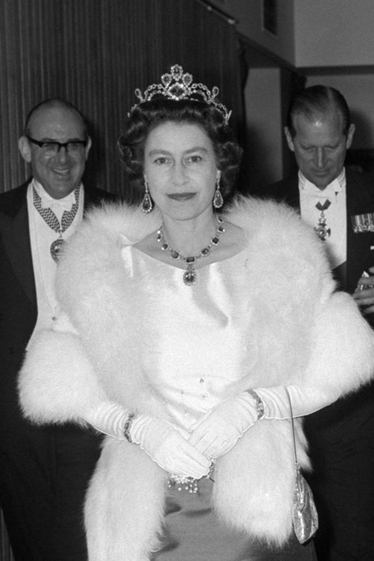 Ne çok bekledin bu tacı Kraliçe mezarında ters döndü