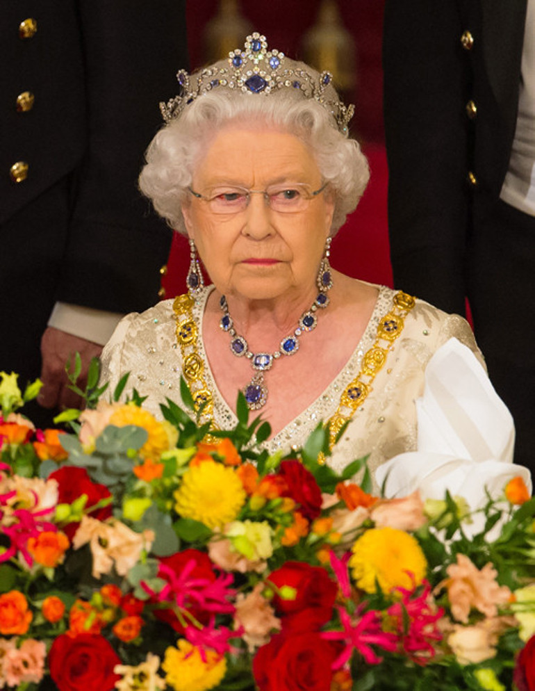Ne çok bekledin bu tacı Kraliçe mezarında ters döndü