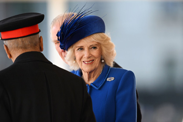 Ne çok bekledin bu tacı Kraliçe mezarında ters döndü