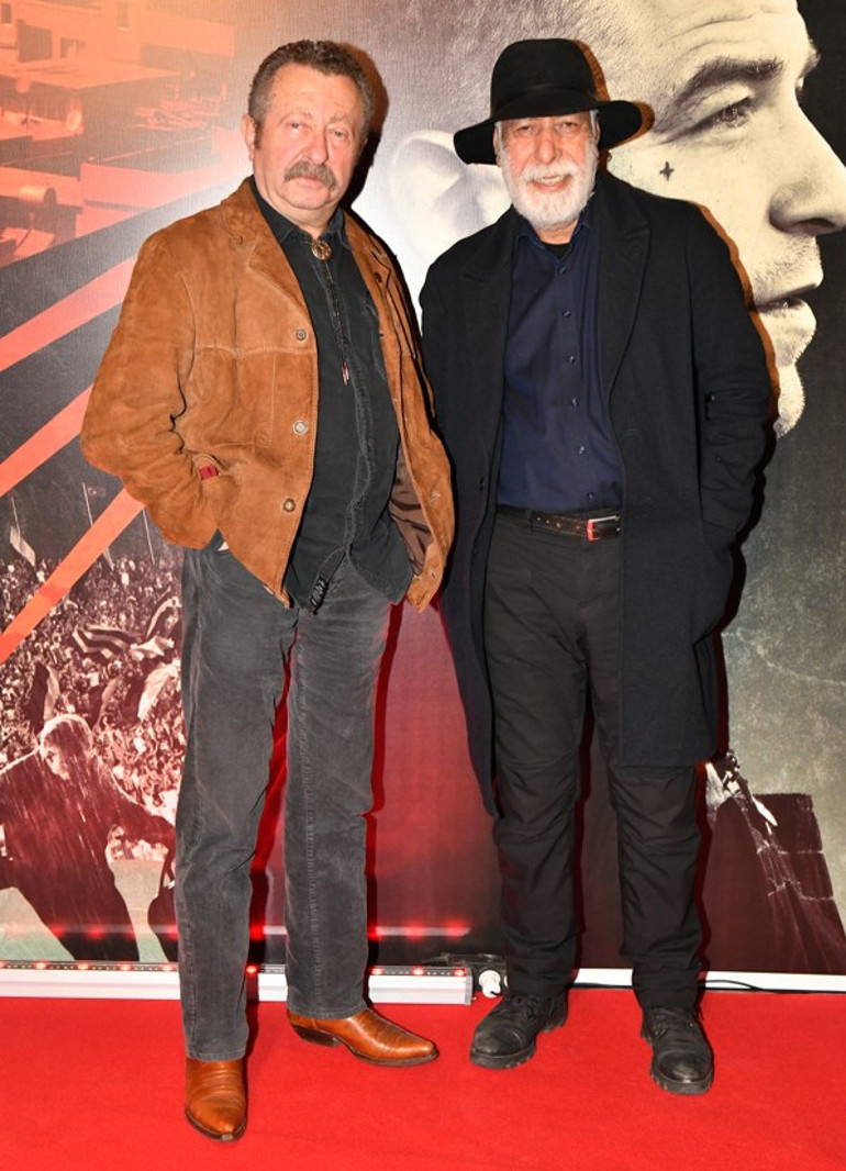 Kendi Yolumda filminin galasına ünlüler akın etti Hakan Özoğuz ve kardeşi Gökhan Özoğuz bir arada...