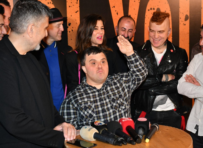 Kendi Yolumda filminin galasına ünlüler akın etti Hakan Özoğuz ve kardeşi Gökhan Özoğuz bir arada...