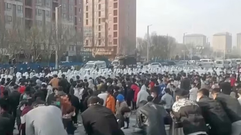 Çinde iPhone fabrikasının işçileri polisle çatıştı Eve dönmek istiyoruz