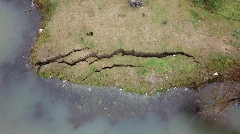 Düzcede depremden sonra toprakta çatlaklar oluştu 15 metre uzunluğunda...