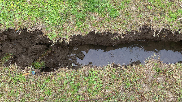 Düzcede depremden sonra toprakta çatlaklar oluştu 15 metre uzunluğunda...