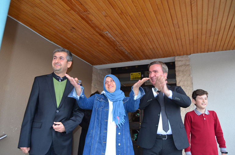 Kanser tedavisi gören öğretmen Ayşegül Erdoğana öğrencilerinden duygulandıran ziyaret