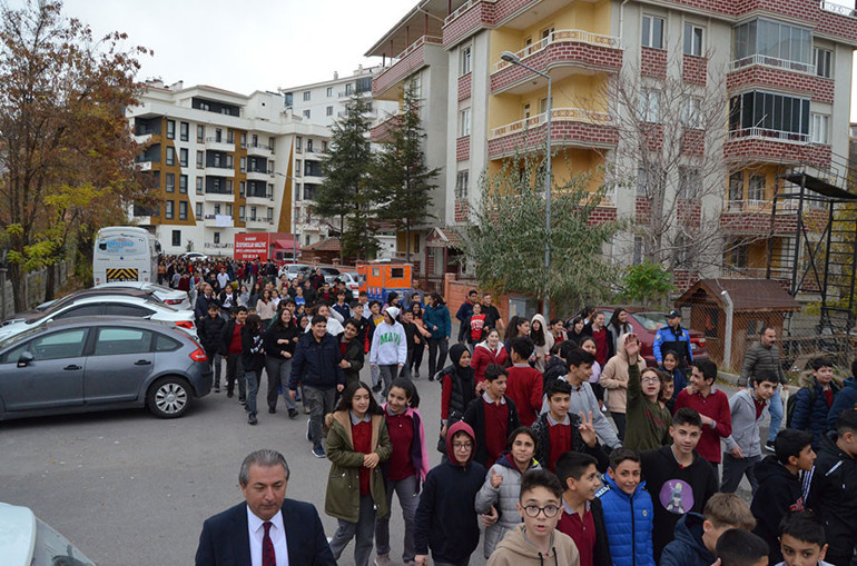 Kanser tedavisi gören öğretmen Ayşegül Erdoğana öğrencilerinden duygulandıran ziyaret