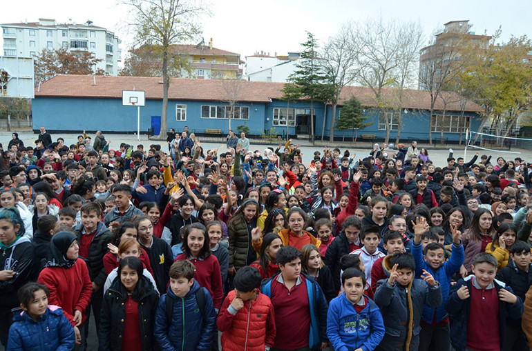 Kanser tedavisi gören öğretmen Ayşegül Erdoğana öğrencilerinden duygulandıran ziyaret