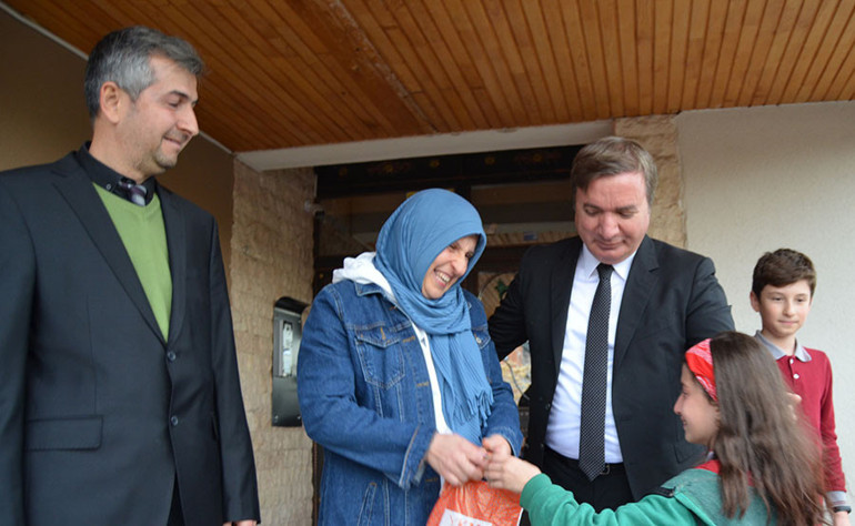 Kanser tedavisi gören öğretmen Ayşegül Erdoğana öğrencilerinden duygulandıran ziyaret