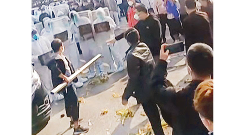 Çin’de iPhone çalışanlarına sopalı müdahale