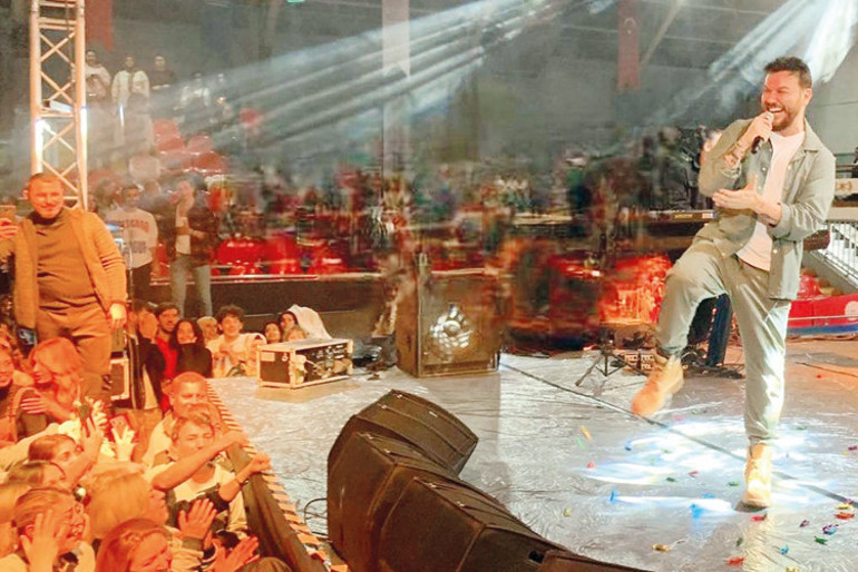 Acun Ilıcalı kızlarıyla tatilde