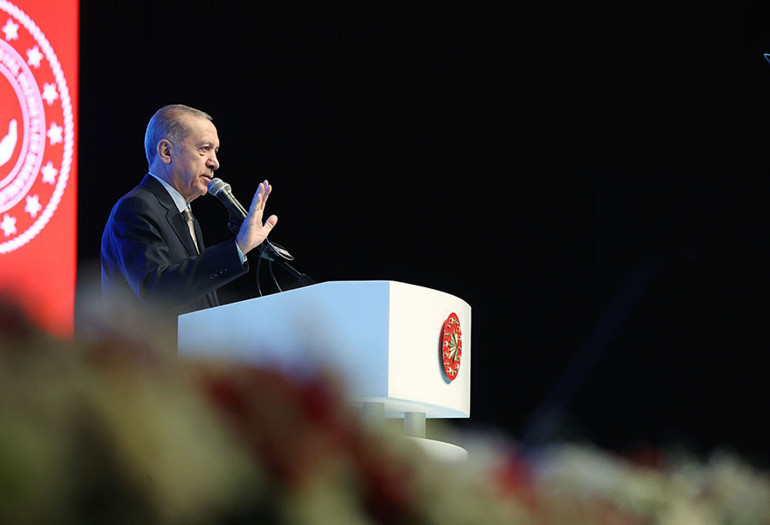 Son dakika... Cumhurbaşkanı Erdoğan: Teröristlerle kol kola Kandilde dolaşanlar bu milletin oylarının temsilcisi olamaz