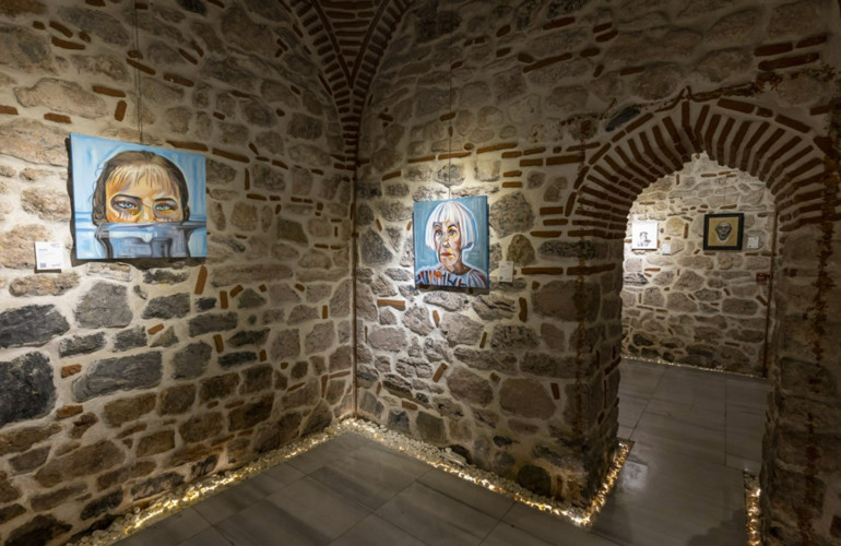 Sanatçı Ayşe Betilin ilk kişisel sergisi Ellerimde İnsan Lekeleri yoğun ilgi gördü