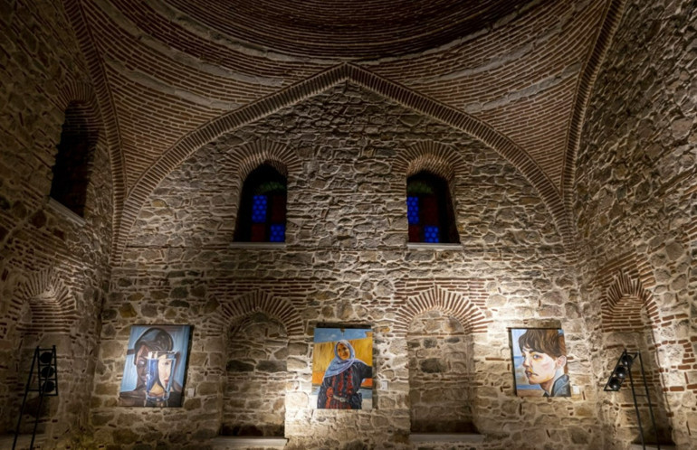 Sanatçı Ayşe Betilin ilk kişisel sergisi Ellerimde İnsan Lekeleri yoğun ilgi gördü