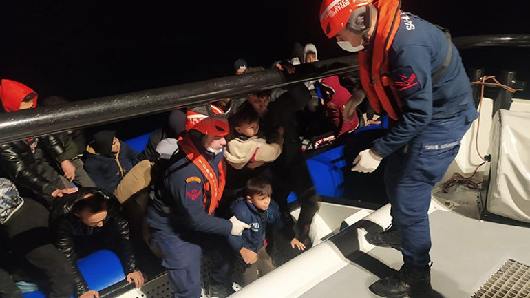 Yunanistanın ölüme ittiği 182 göçmen Sahil Güvenlik Komutanlığı tarafından kurtarıldı