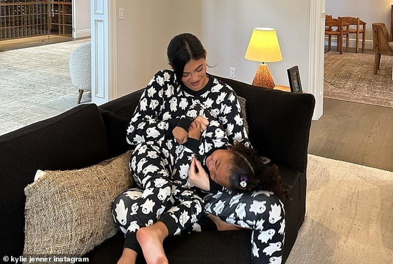 Adını bile sır gibi saklıyorlar… Kylie Jenner oğlunun fotoğraflarını paylaştı ama yüzünü gizledi
