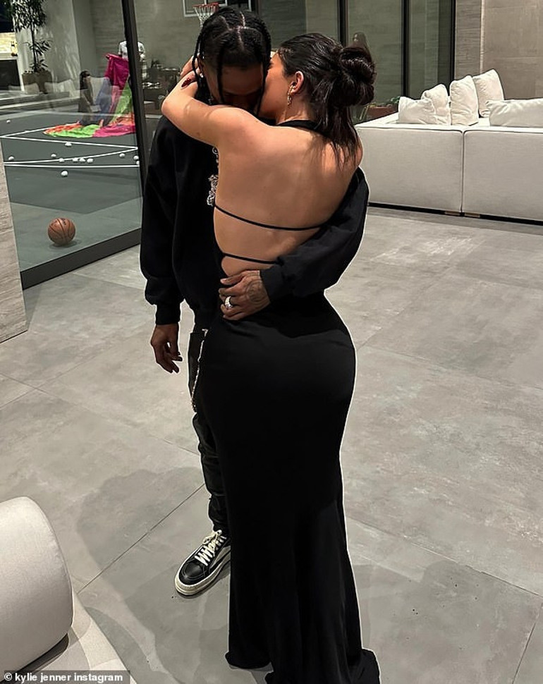 Adını bile sır gibi saklıyorlar… Kylie Jenner oğlunun fotoğraflarını paylaştı ama yüzünü gizledi