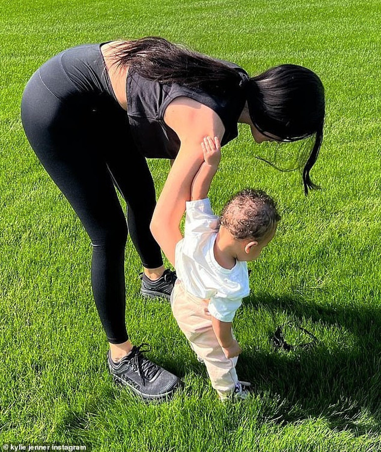 Adını bile sır gibi saklıyorlar… Kylie Jenner oğlunun fotoğraflarını paylaştı ama yüzünü gizledi