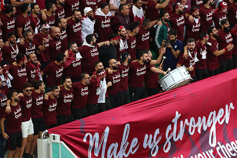 Katarın ateşli taraftarlarının sırrı Galatasaray tribünü UltrAslan Dohaya giderek özel eğitim verdi...