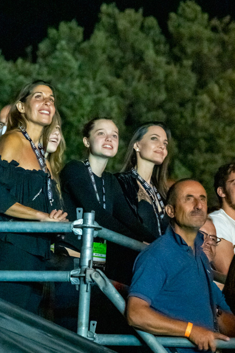 Otoriter anne Angelina Jolie, korkularını bir yana bıraktı: Shiloh artık kendi kanatlarıyla uçuyor