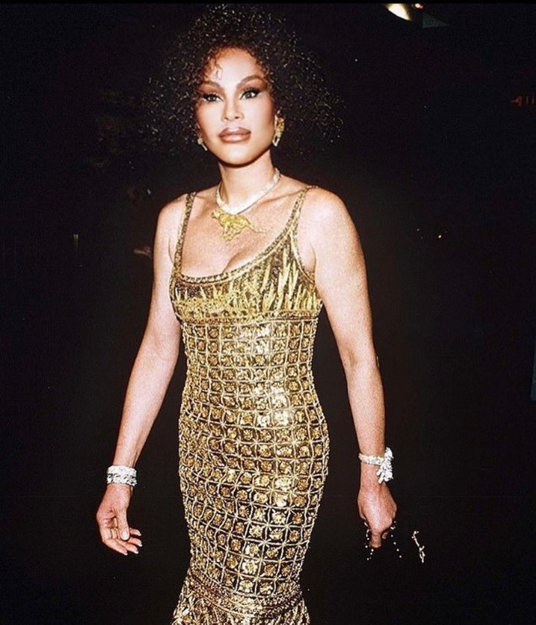 Estetik kurbanı mı estetik kraliçesi mi 82 yaşındaki ‘Kedi kadın’ Jocelyn Wildenstein kendisinden 26 yaş küçük nişanlısıyla poz verdi