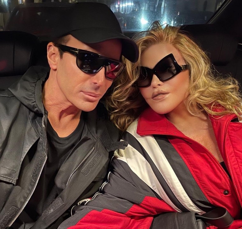 Estetik kurbanı mı estetik kraliçesi mi 82 yaşındaki ‘Kedi kadın’ Jocelyn Wildenstein kendisinden 26 yaş küçük nişanlısıyla poz verdi