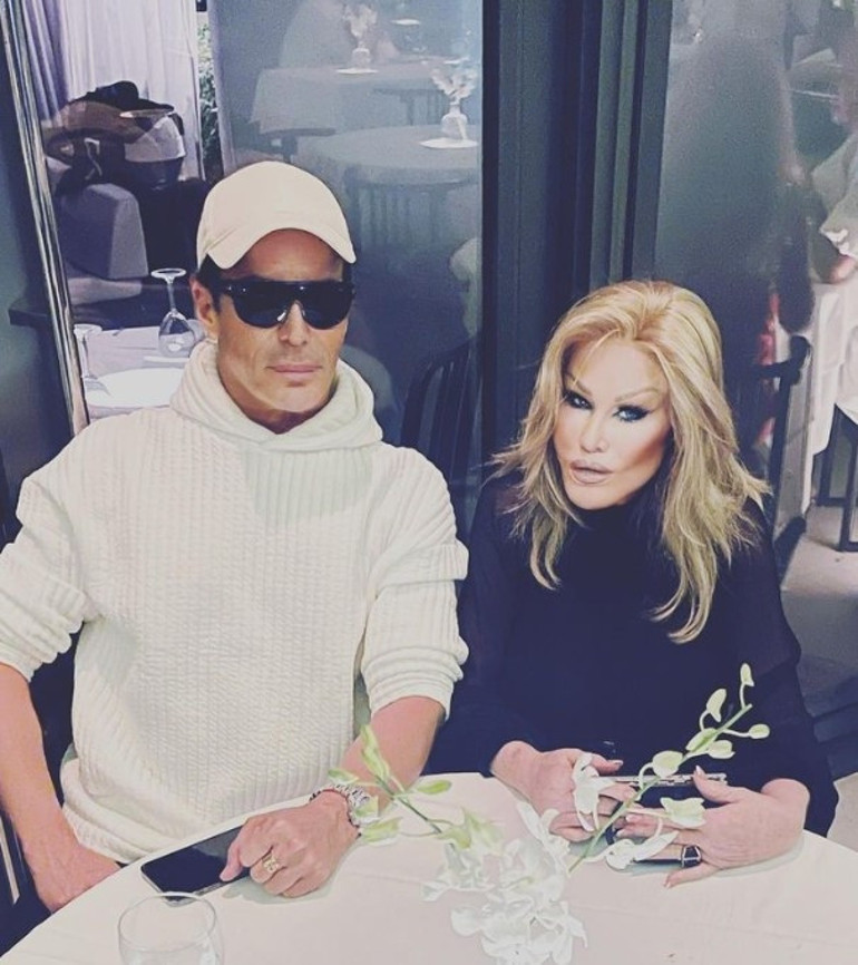 Estetik kurbanı mı estetik kraliçesi mi 82 yaşındaki ‘Kedi kadın’ Jocelyn Wildenstein kendisinden 26 yaş küçük nişanlısıyla poz verdi