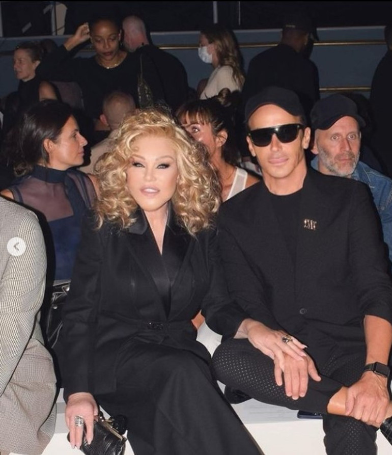 Estetik kurbanı mı estetik kraliçesi mi 82 yaşındaki ‘Kedi kadın’ Jocelyn Wildenstein kendisinden 26 yaş küçük nişanlısıyla poz verdi