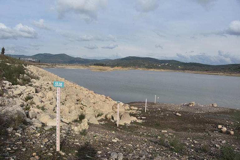 Bodrum barajları alarm veriyor Su seviyesi düşünce eski İzmir kara yolu gün yüzüne çıktı