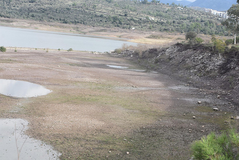Bodrum barajları alarm veriyor Su seviyesi düşünce eski İzmir kara yolu gün yüzüne çıktı