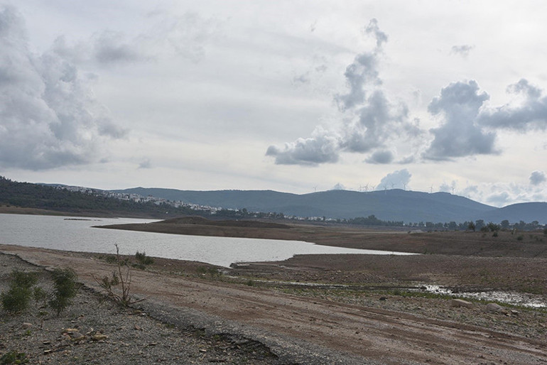 Bodrum barajları alarm veriyor Su seviyesi düşünce eski İzmir kara yolu gün yüzüne çıktı