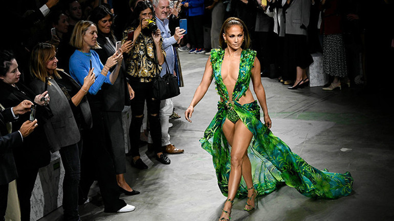 “Bir yerim görünecek diye çok korktum” Jennifer Lopez Google’da arama rekoru kıran efsane yeşil elbisesini anlattı…
