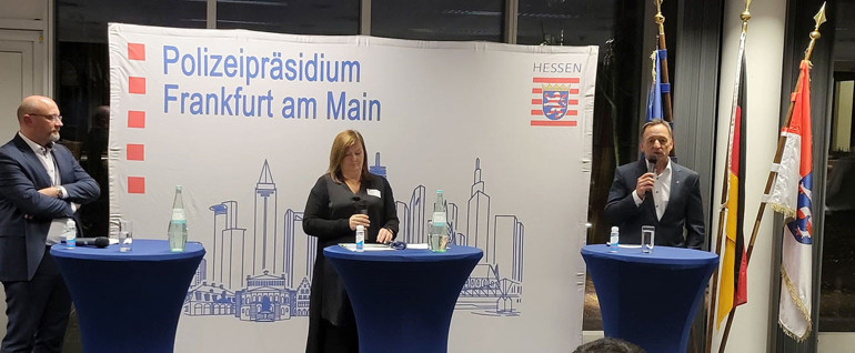 Frankfurt Polisi göçmenleri ağırladı
