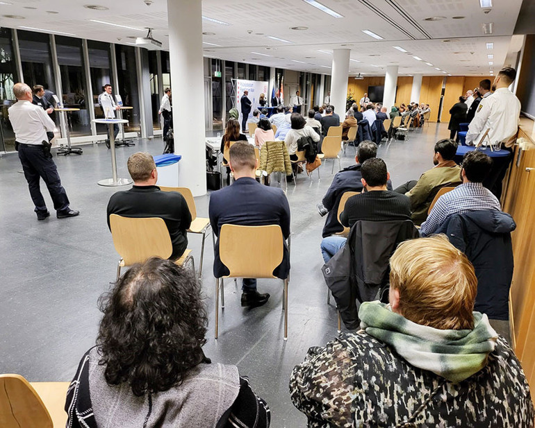 Frankfurt Polisi göçmenleri ağırladı