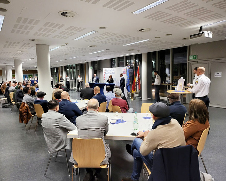 Frankfurt Polisi göçmenleri ağırladı
